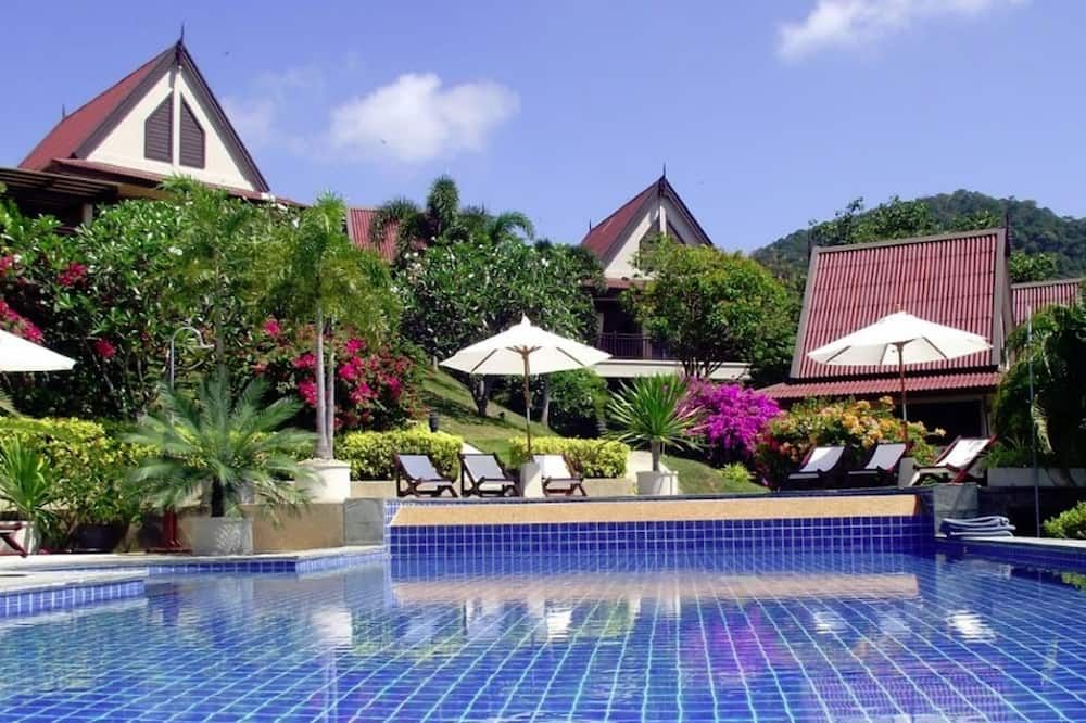 حوض السباحة