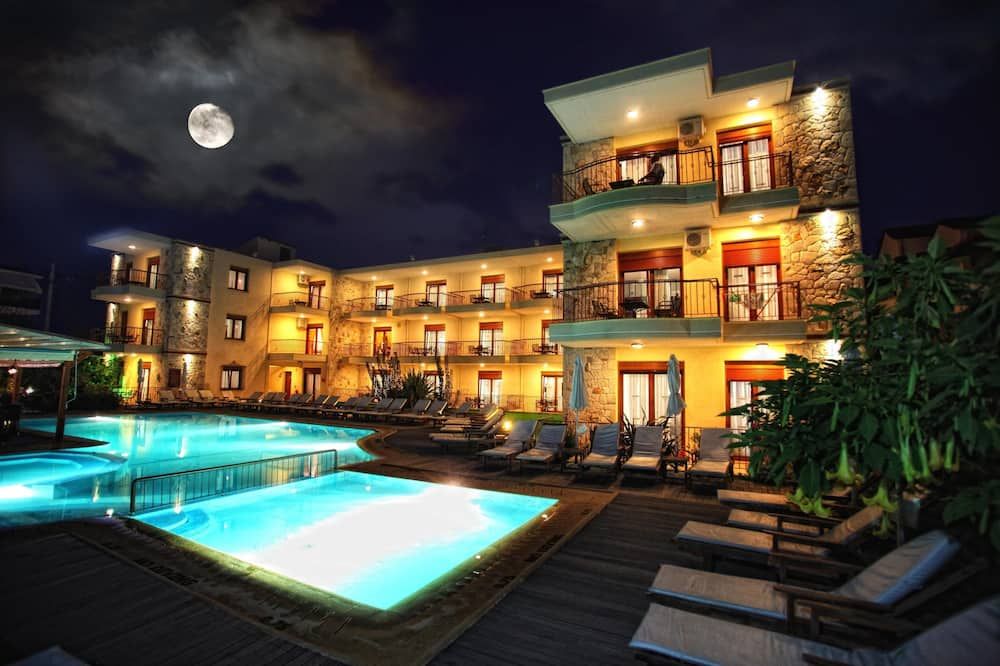 حوض السباحة