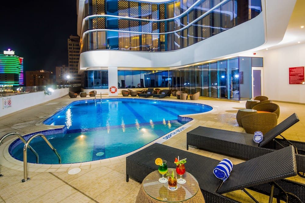 حوض السباحة