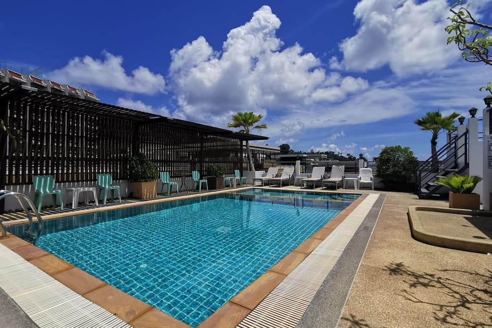 حوض السباحة