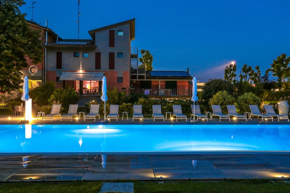 حوض السباحة صورة