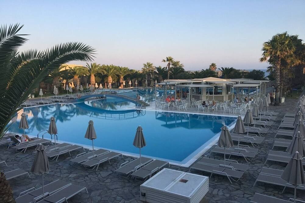 حوض السباحة