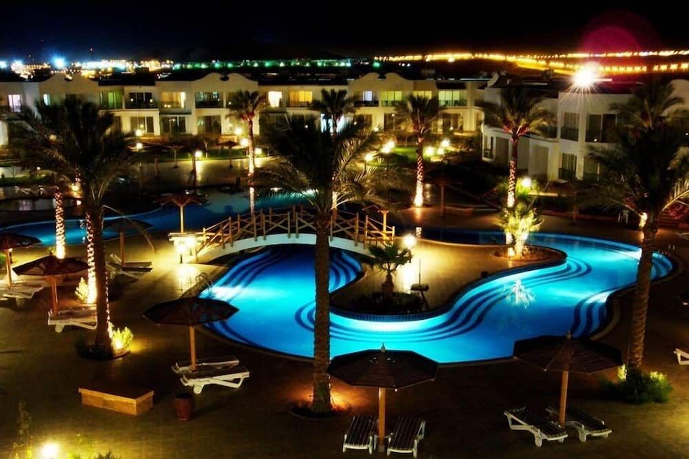 حوض السباحة