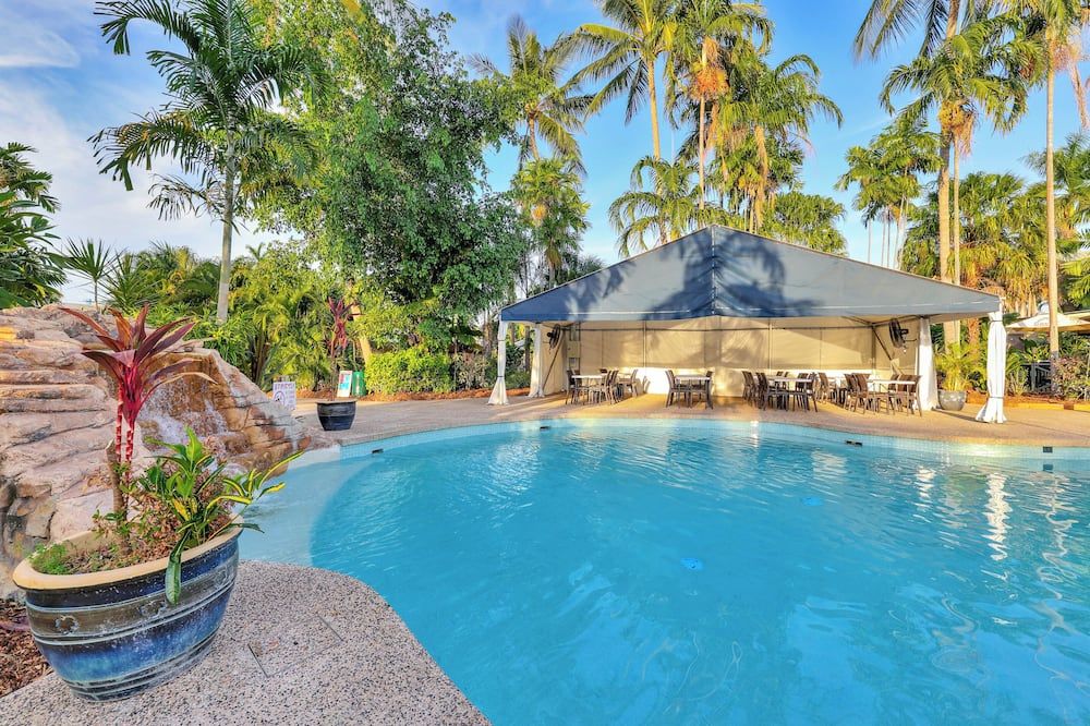 حوض السباحة