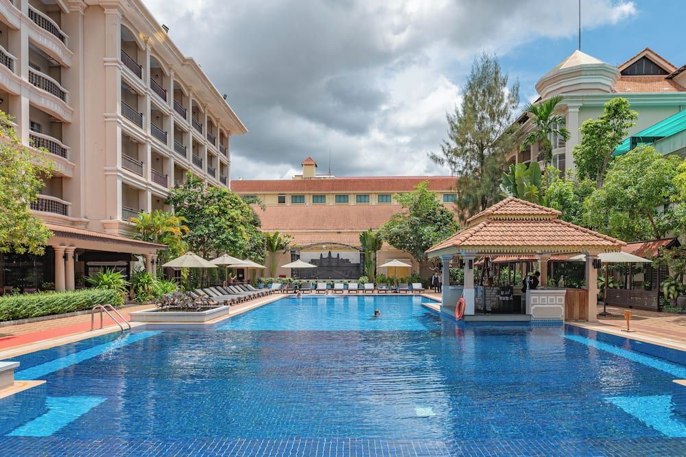 حوض السباحة