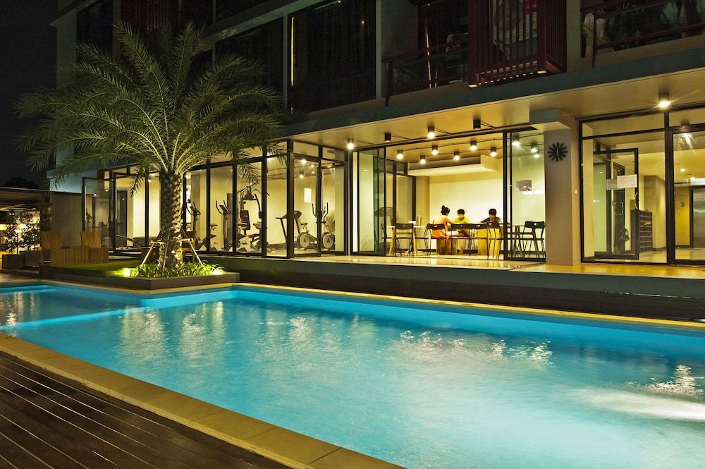 حوض السباحة