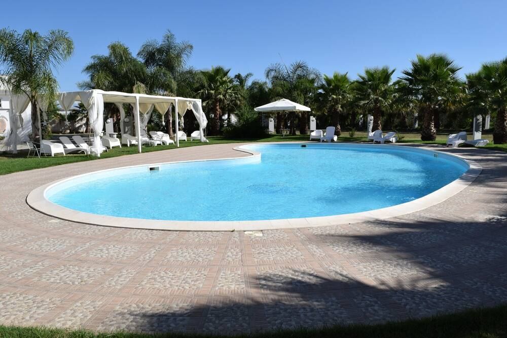 حوض السباحة