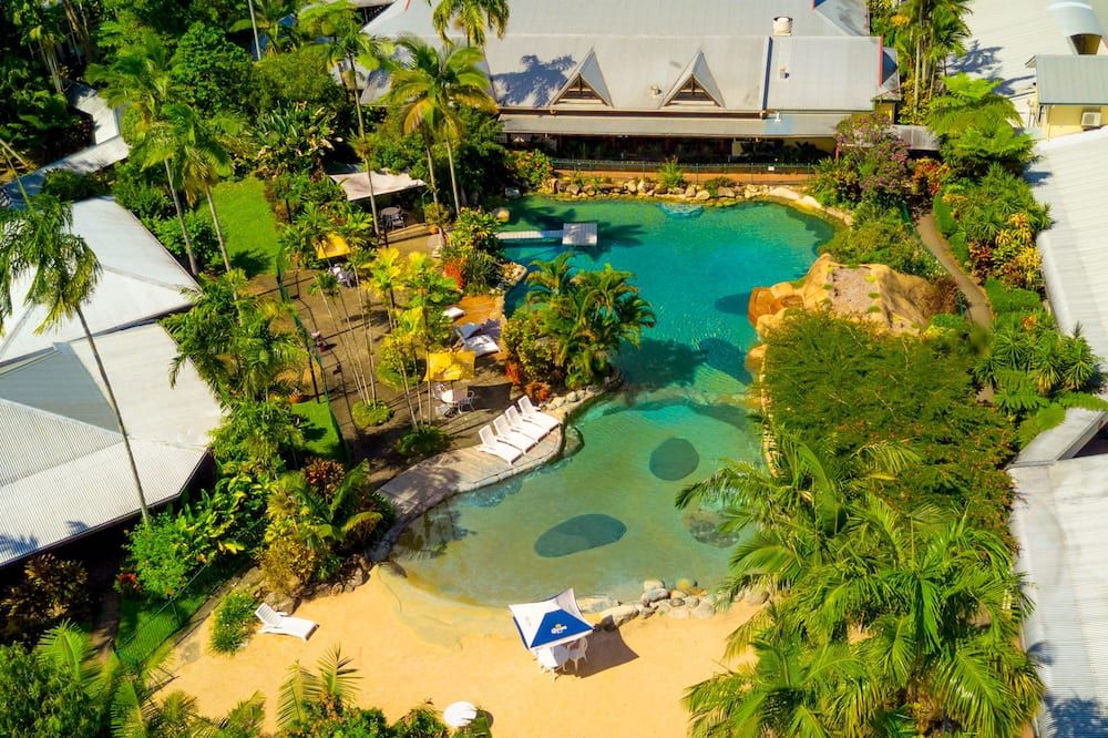 حوض السباحة