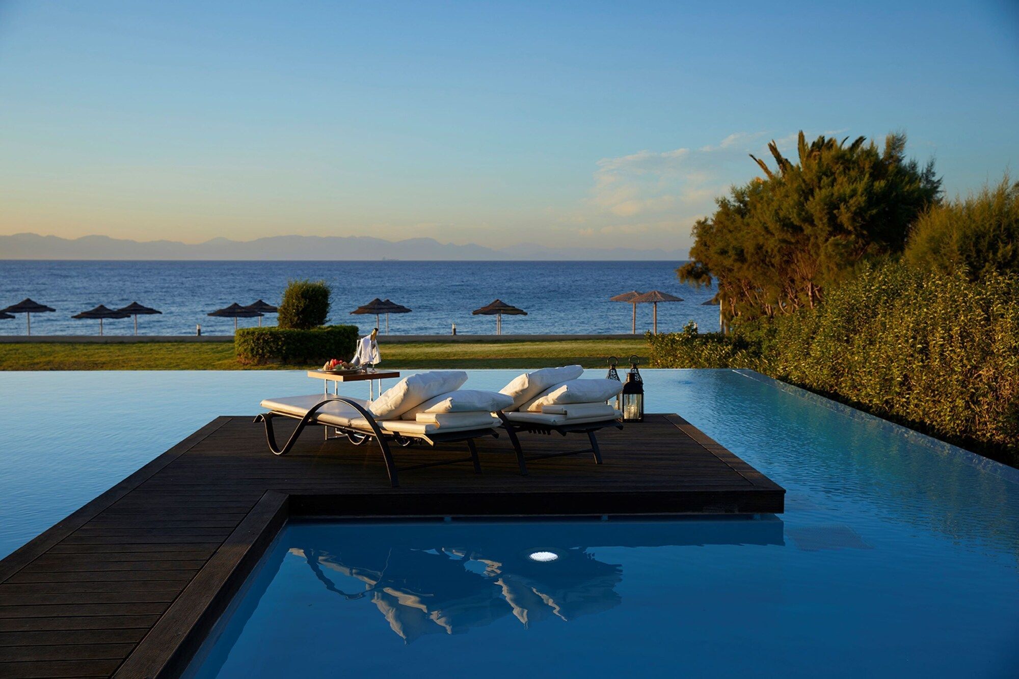 حوض السباحة