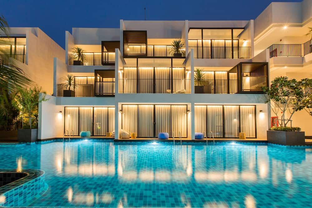 حوض السباحة