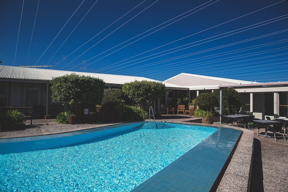 حوض السباحة