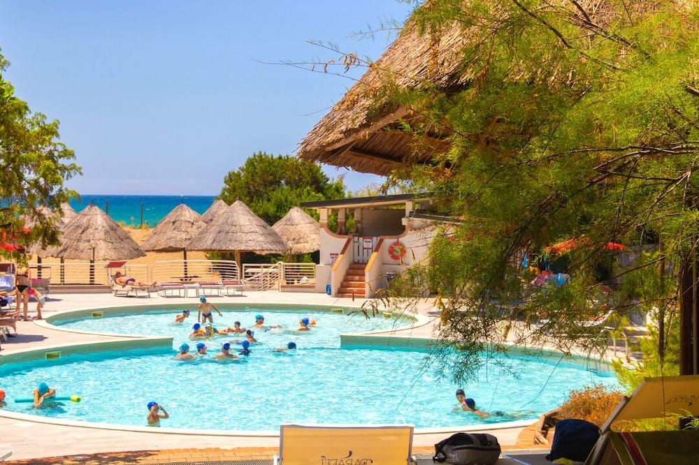 حوض السباحة