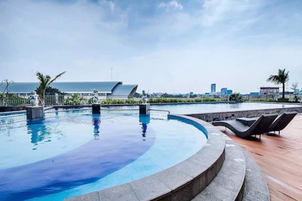 حوض السباحة