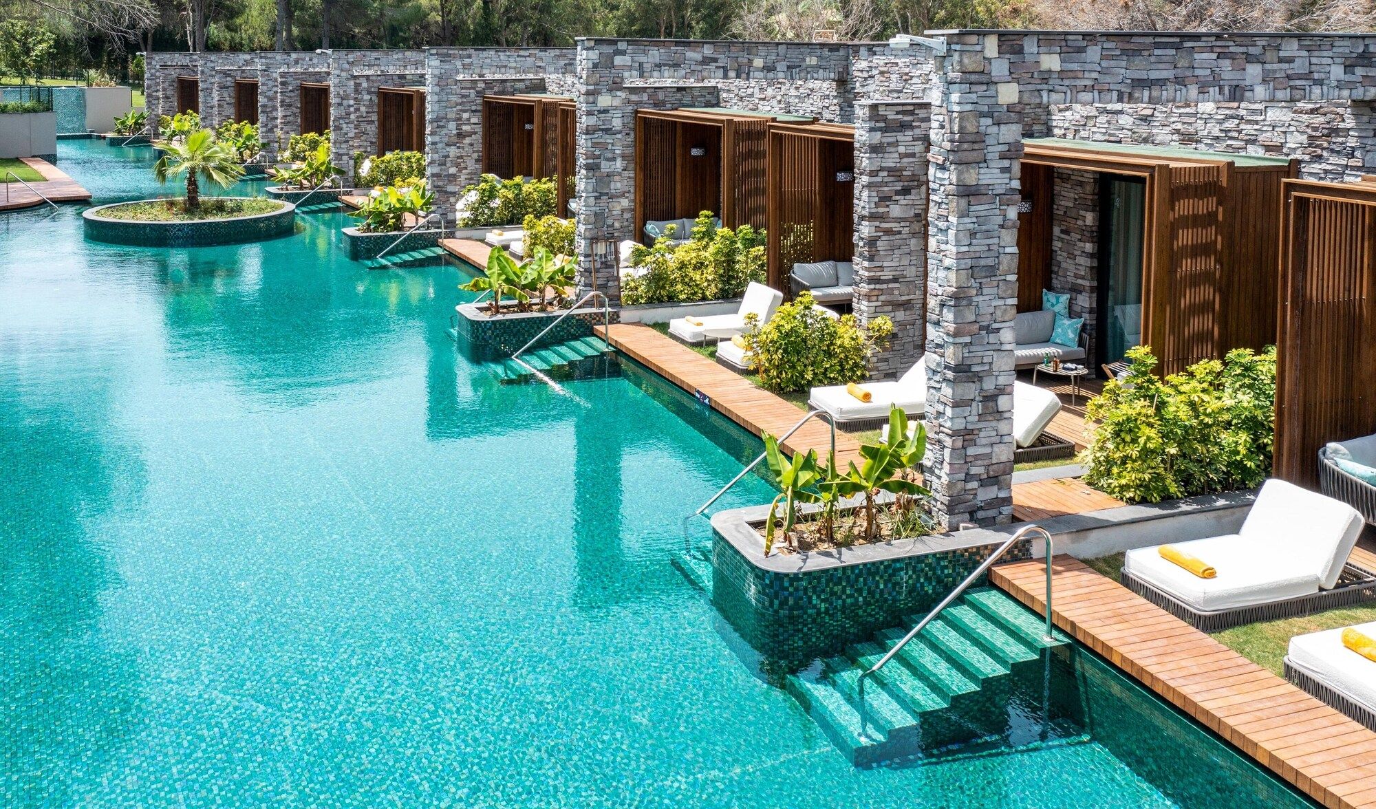 حوض السباحة