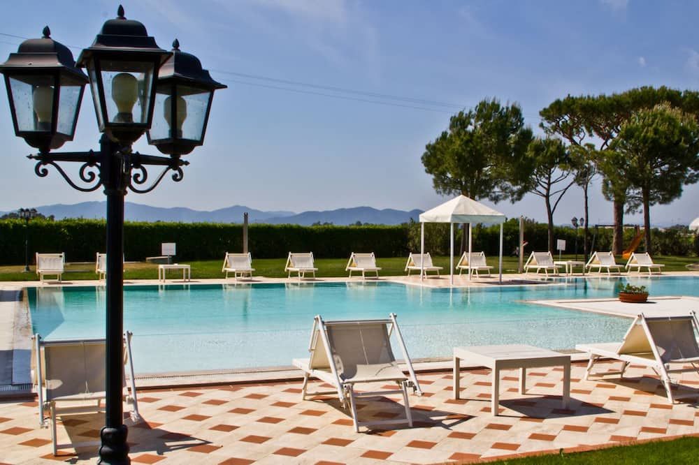 حوض السباحة