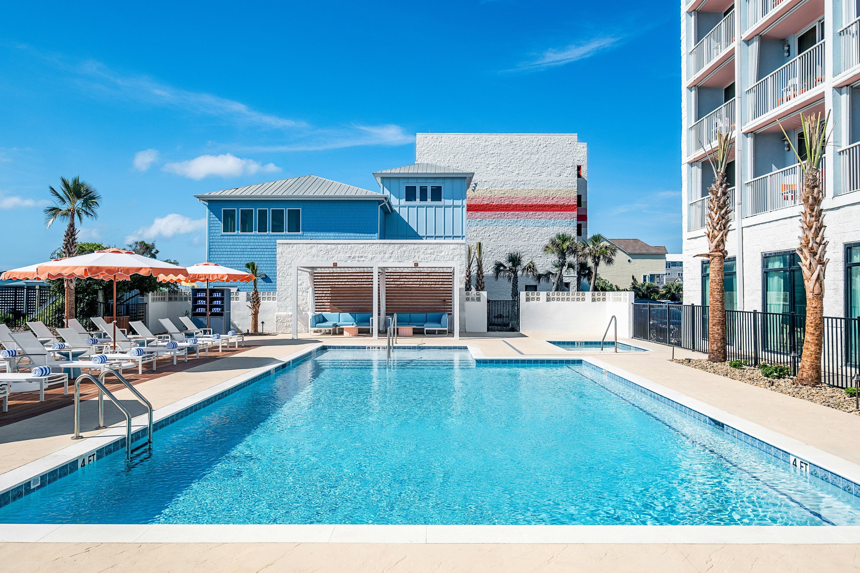 حوض السباحة