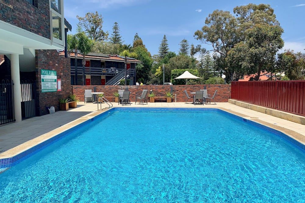 حوض السباحة