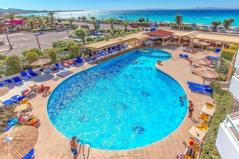 حوض السباحة