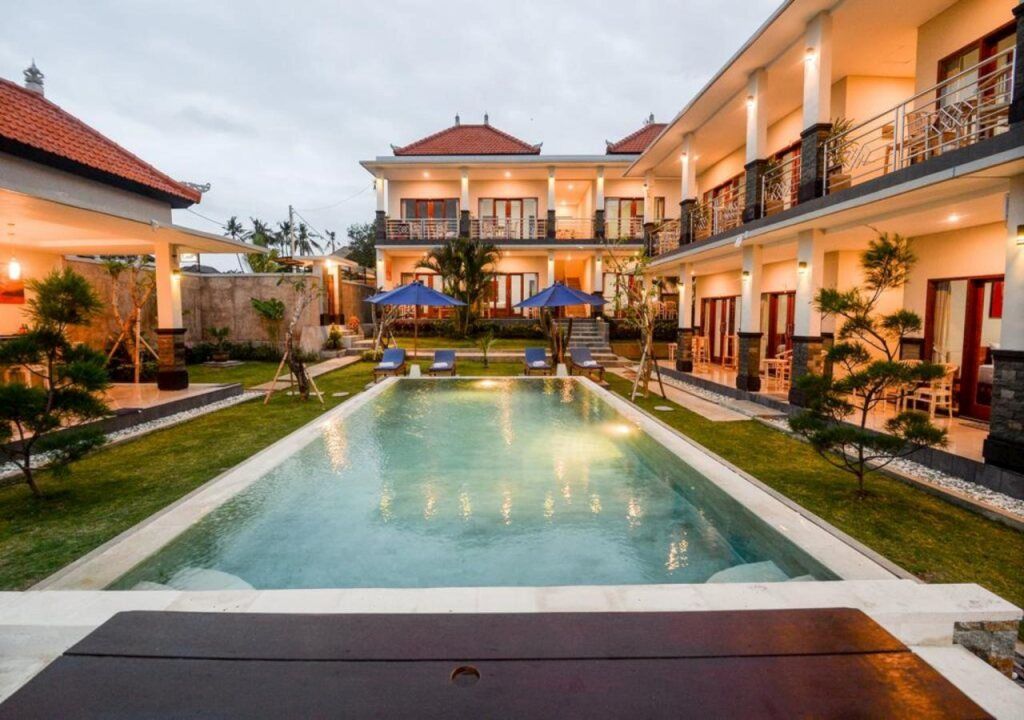 حوض السباحة