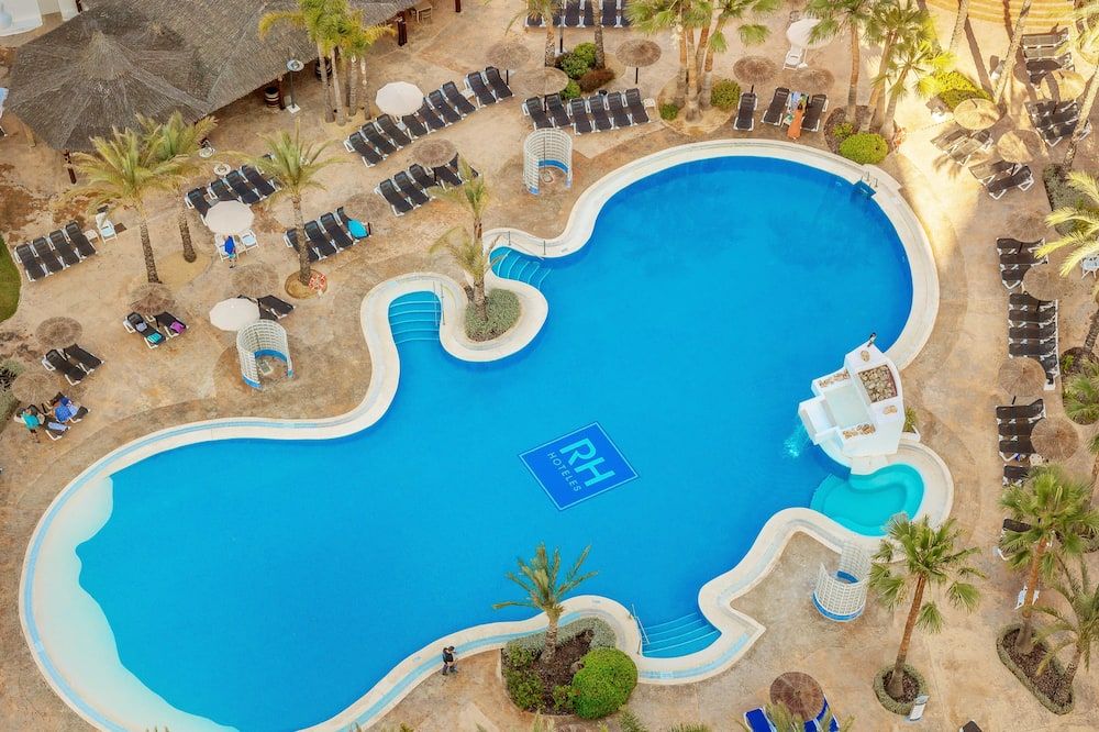 حوض السباحة