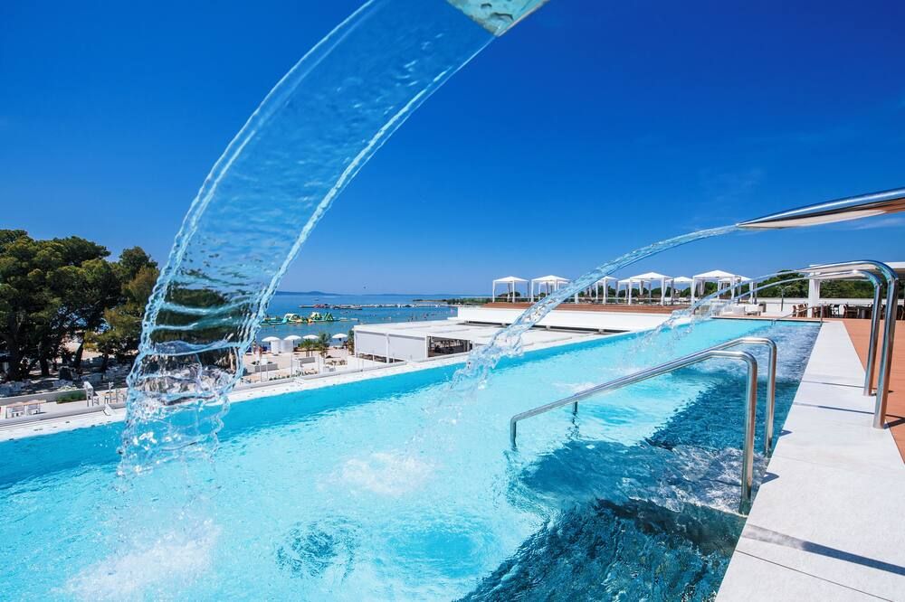 حوض السباحة