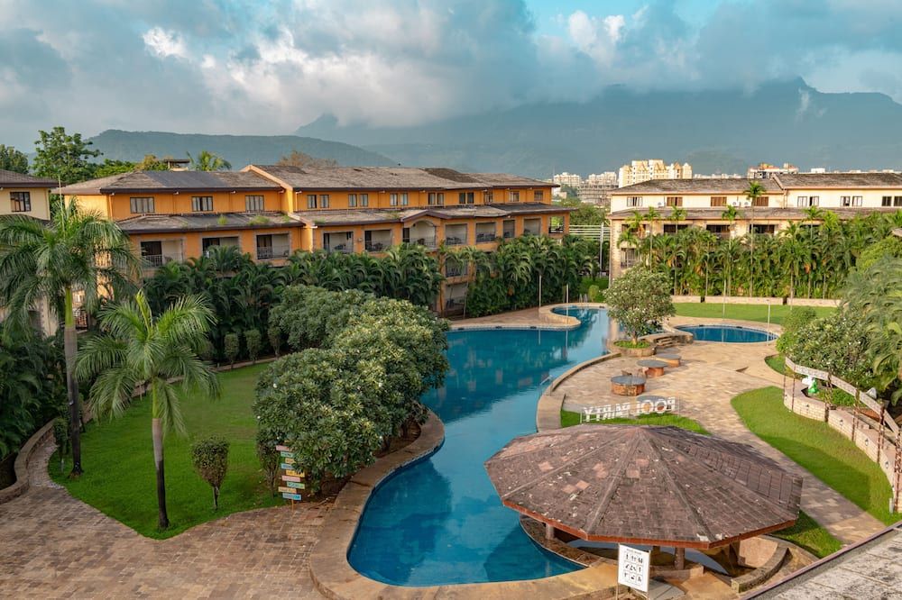 حوض السباحة