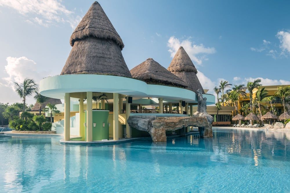 حوض السباحة