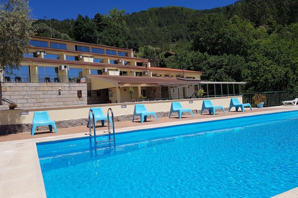 حوض السباحة