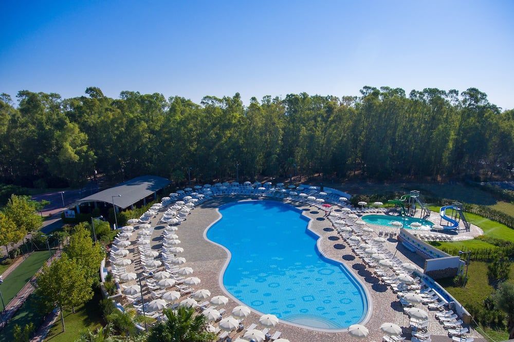 حوض السباحة