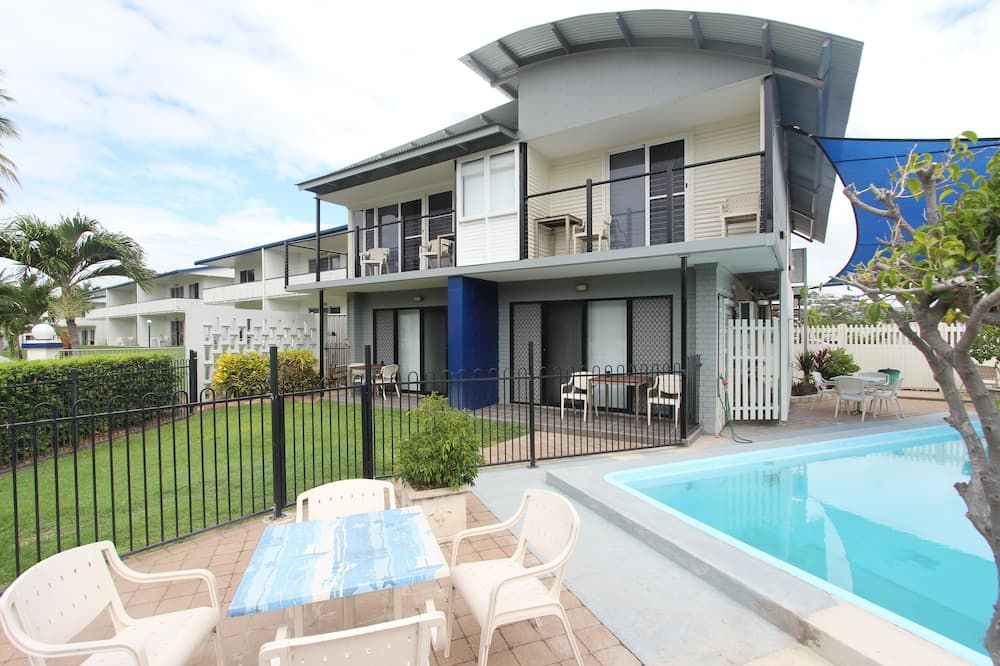 حوض السباحة