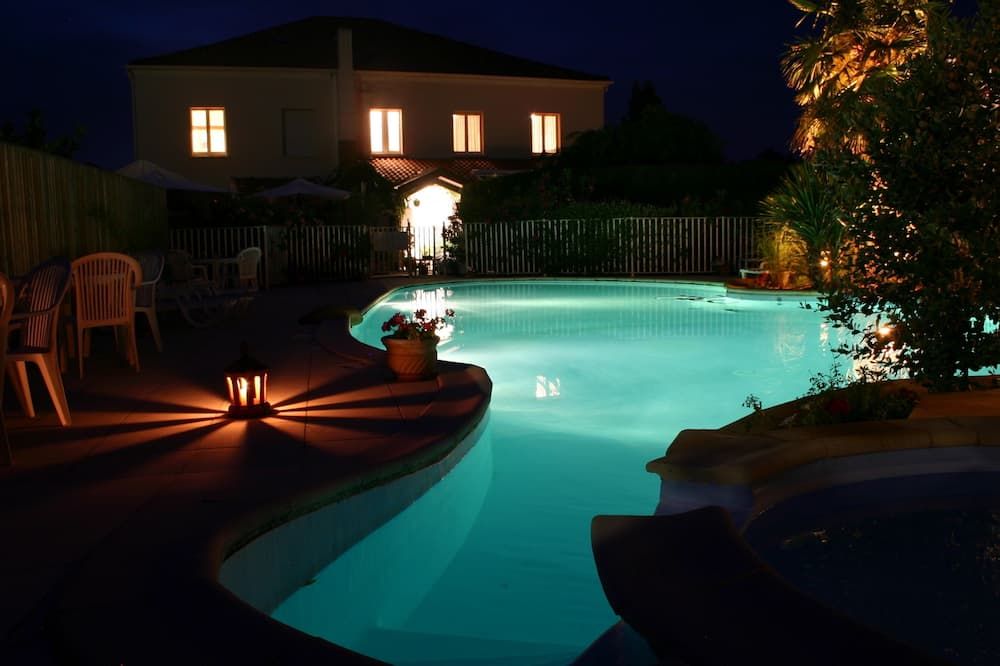 حوض السباحة