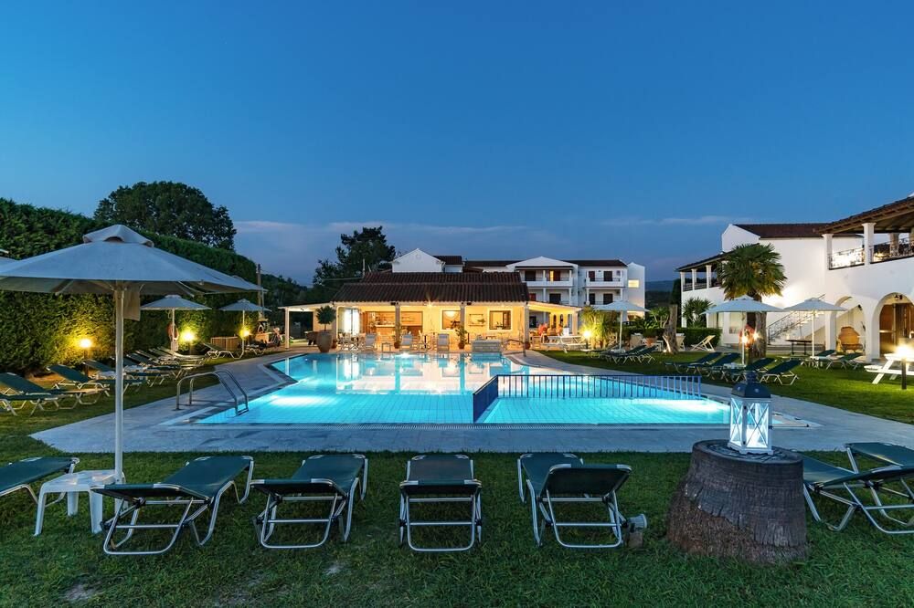 حوض السباحة