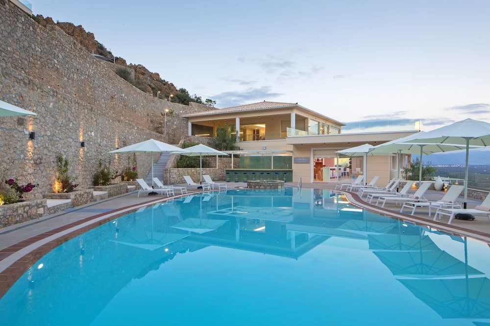 حوض السباحة