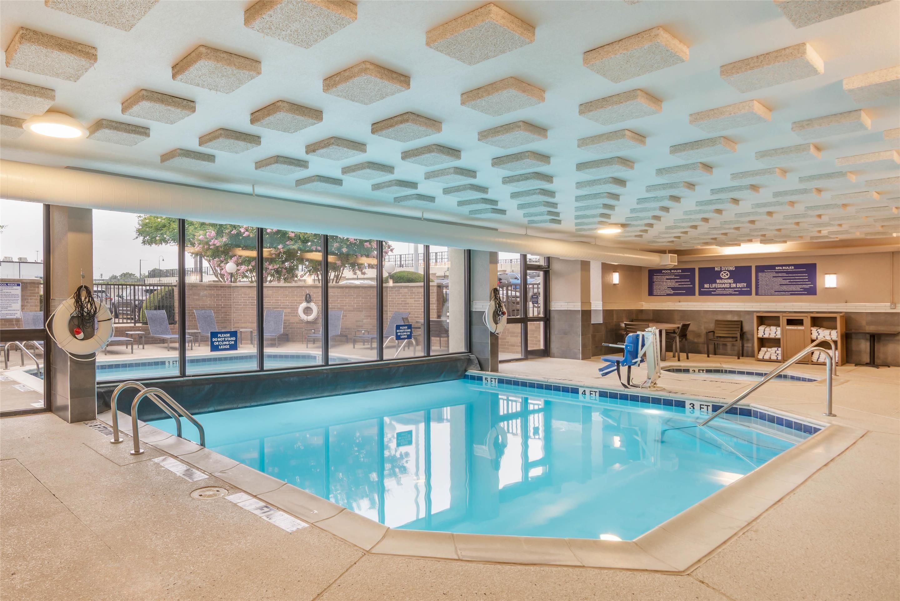 حوض السباحة