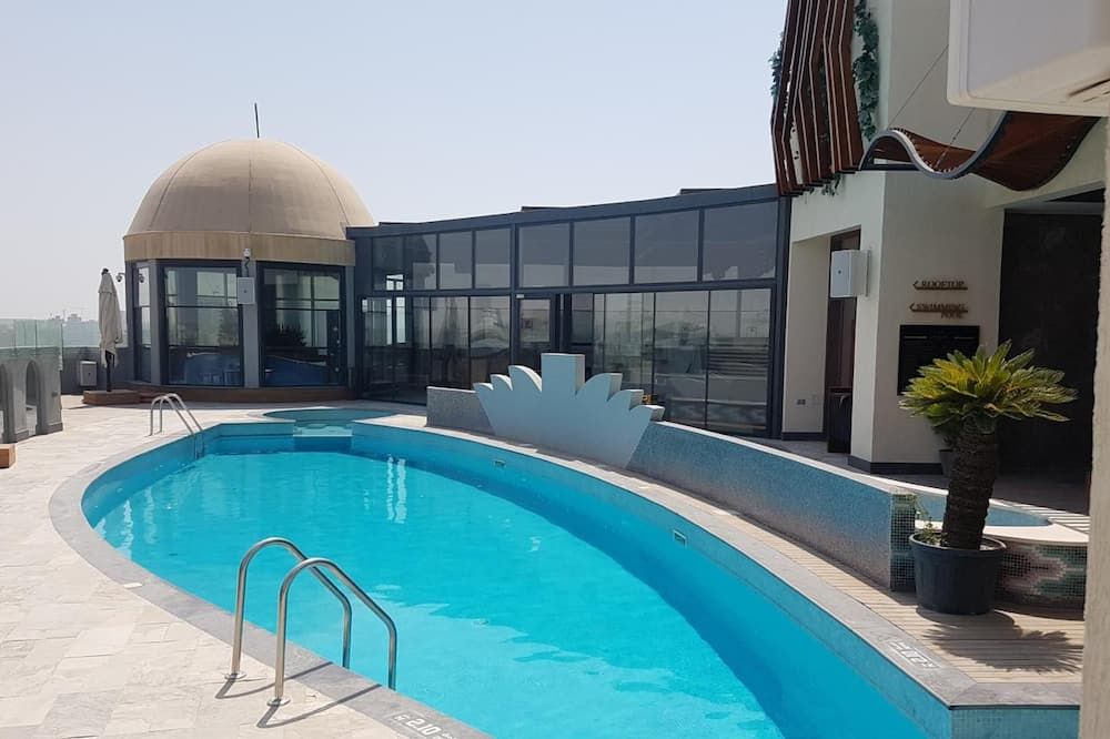 حوض السباحة