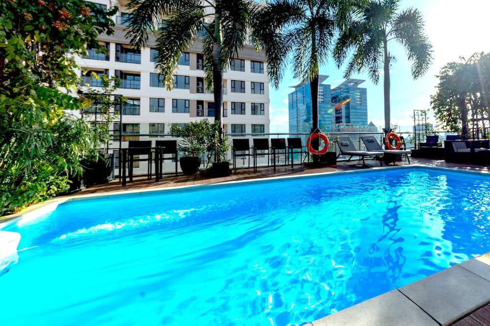 حوض السباحة