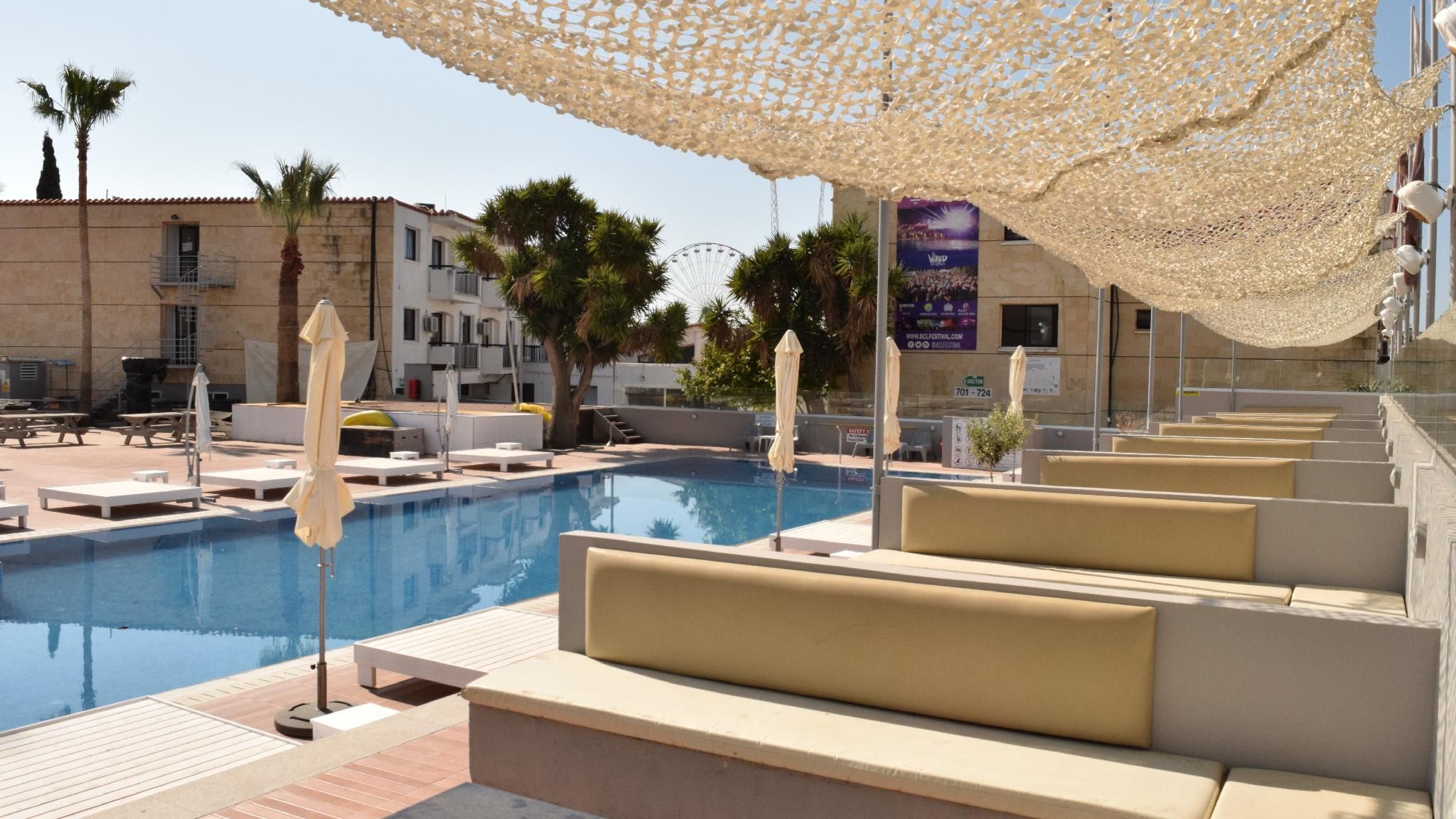 حوض السباحة