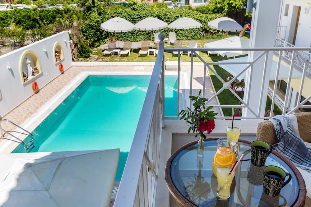 حوض السباحة