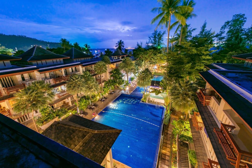 حوض السباحة