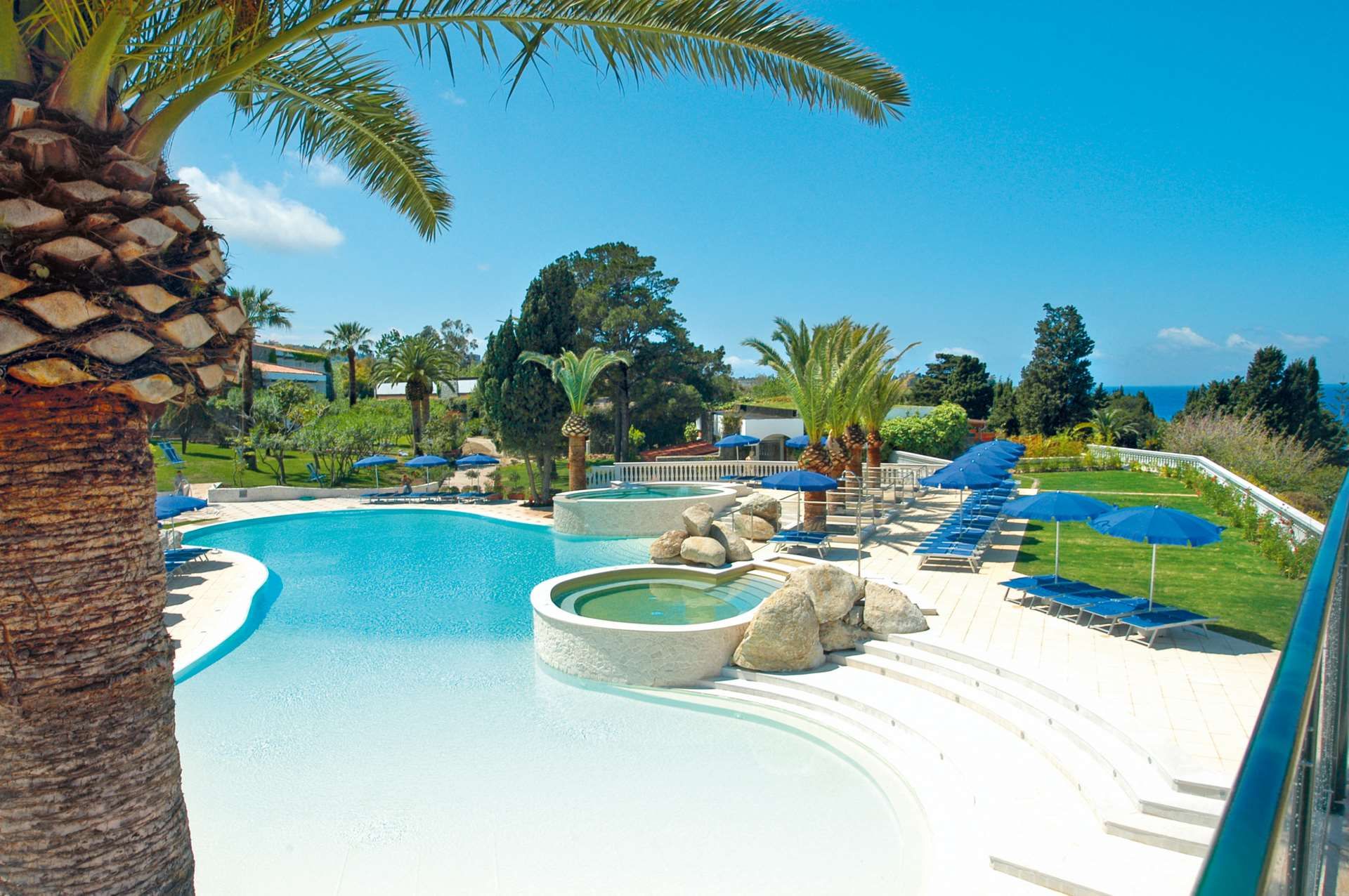 حوض السباحة