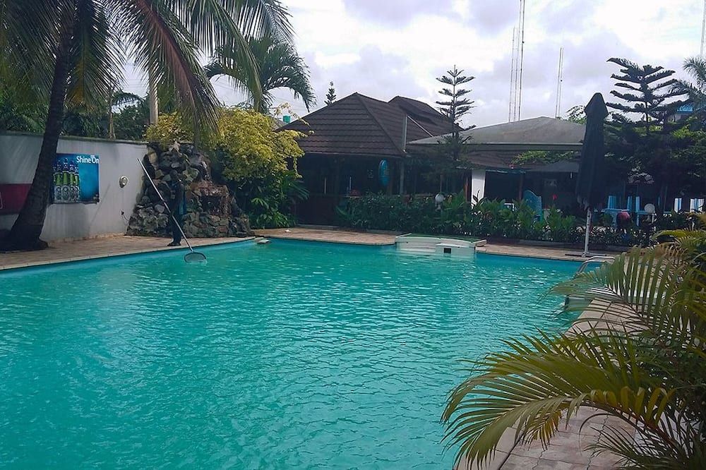 حوض السباحة