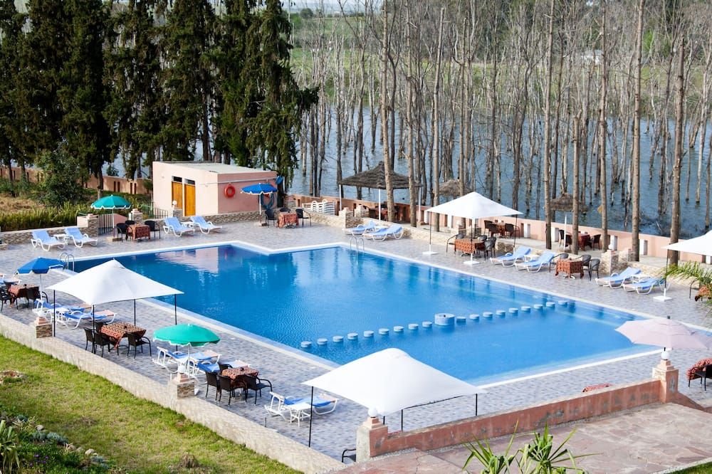 حوض السباحة