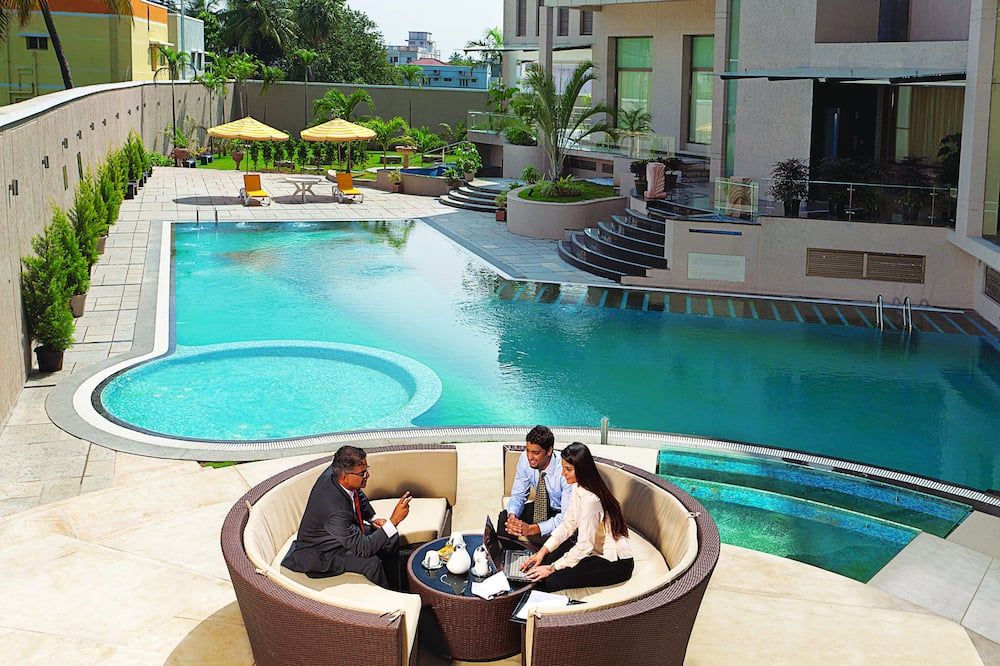 حوض السباحة