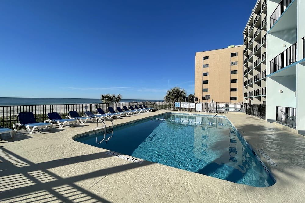 حوض السباحة