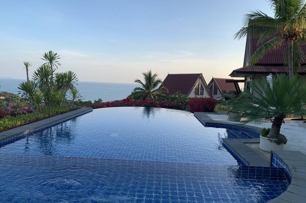 حوض السباحة