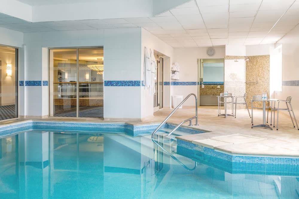 حوض السباحة