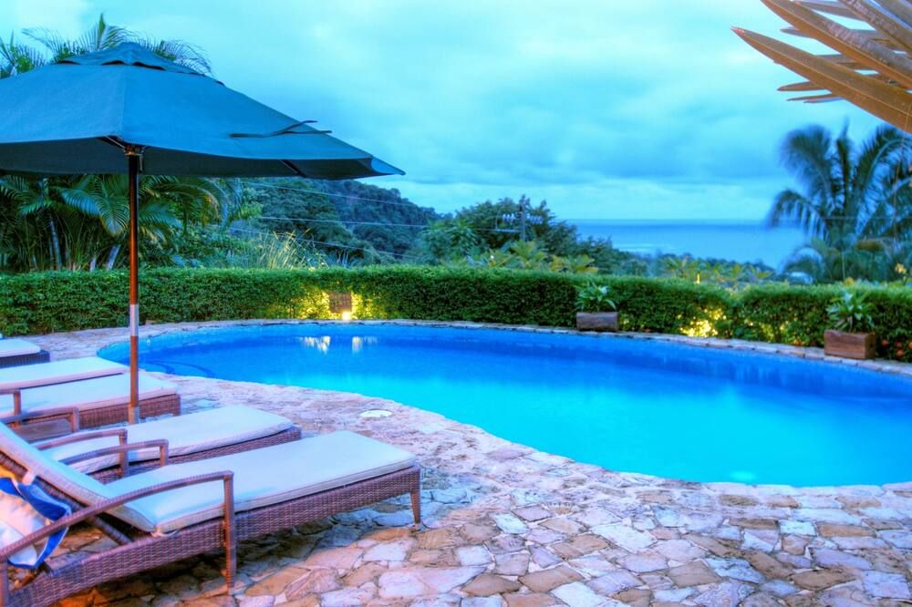 حوض السباحة