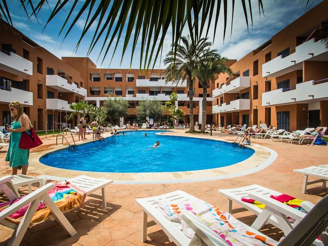 حوض السباحة