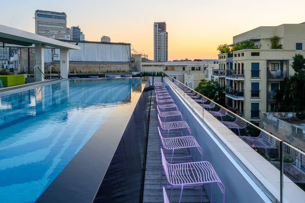 حوض السباحة