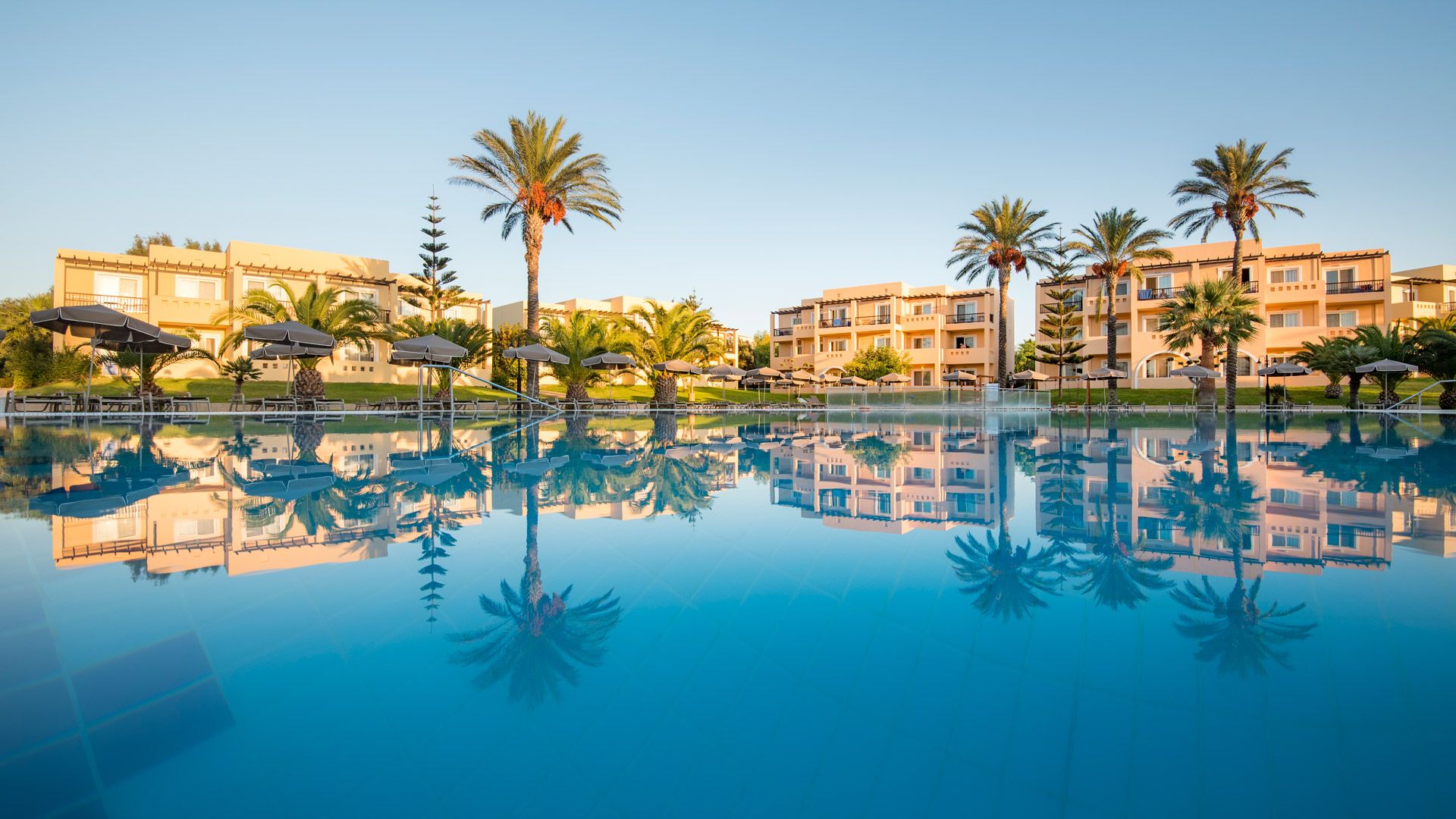 حوض السباحة